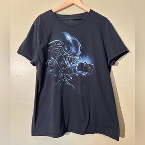 Alien Taking a Selfie Tshirt